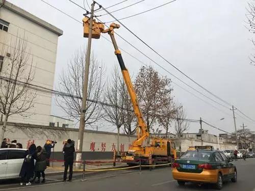 圖為:濟寧為空氣源熱泵電鍋爐電暖氣等清潔采暖用戶進行電網升級改造施工現場照片 圖為:濟寧為空氣源熱泵電鍋爐電暖氣等清潔采暖用戶進行電網升級改造施工現場照片